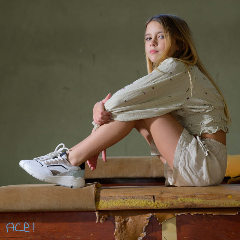 April White / Taupe - Image 4